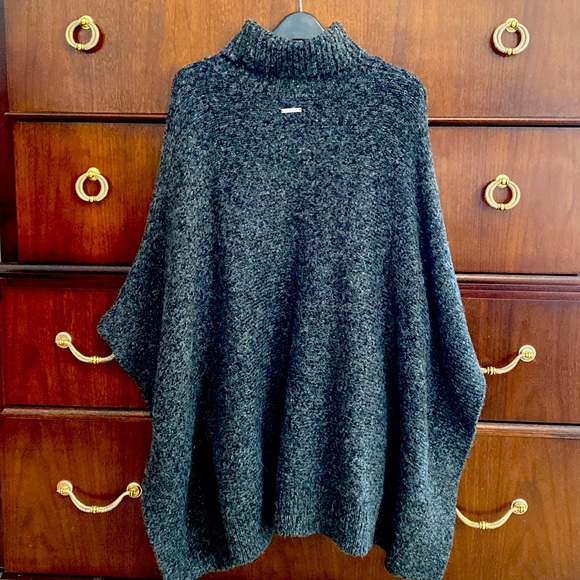 Micheal Kors wool blend poncho - Picture 6 of 7